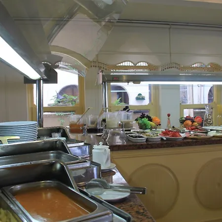 ナサ フローラ ホテル 2*